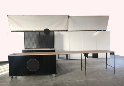 Eventbar Outdoortheke aus Aluminium mit Ansatztischen zerlegbar Werbeschilder Rückwand Lochblechtafel