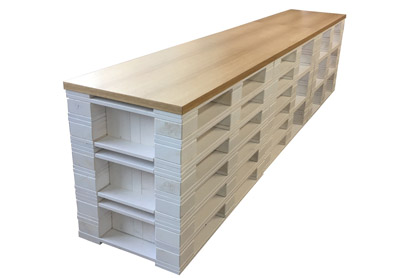 Messetheke Upcycling aus Paletten weiß lackiert